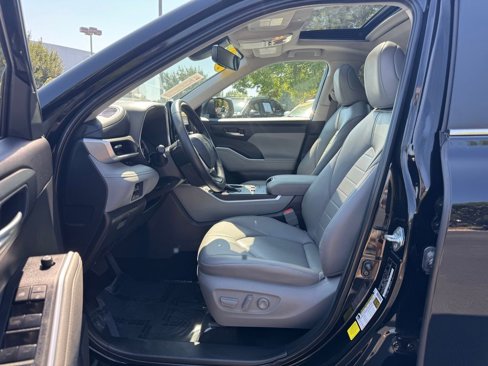 Certified 2024 Toyota Highlander XLE image 21