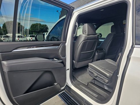 Used 2025 Cadillac Escalade ESV Premium Luxury image 17