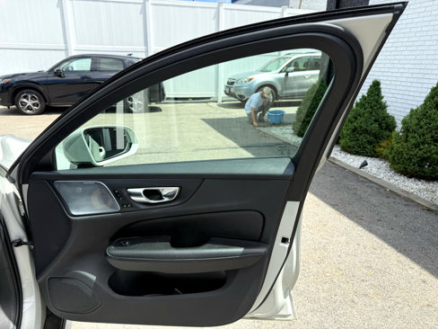Used 2020 Volvo V60 T5 Cross Country image 28