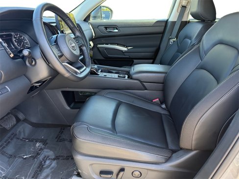 Used 2025 Nissan Pathfinder SL image 9
