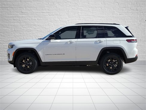 New 2025 Jeep Grand Cherokee Altitude image 2