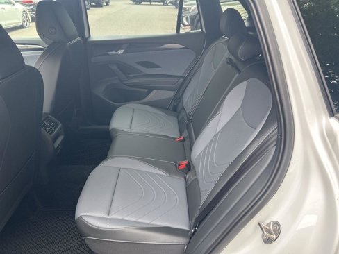 New 2025 Volkswagen Tiguan SE R-Line image 9