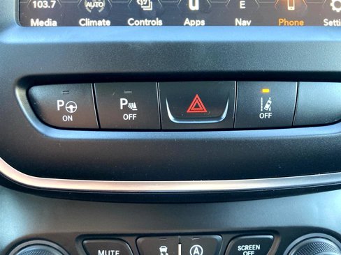 Used 2023 Jeep Cherokee Altitude Lux image 32