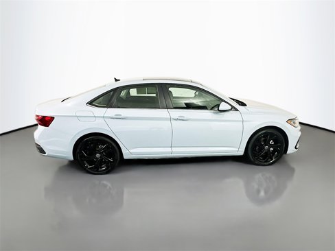 Used 2025 Volkswagen Jetta SE image 8