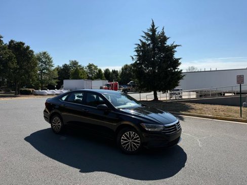 Used 2019 Volkswagen Jetta SE w/ Cold Weather Package image 2