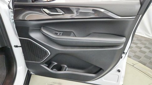 Used 2022 Jeep Grand Cherokee Altitude image 11