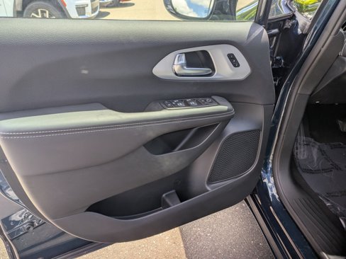 New 2025 Chrysler Pacifica Limited image 16