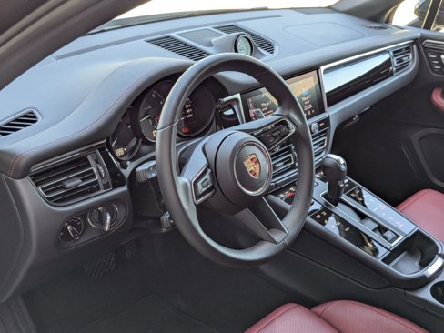 Certified 2025 Porsche Macan image 4