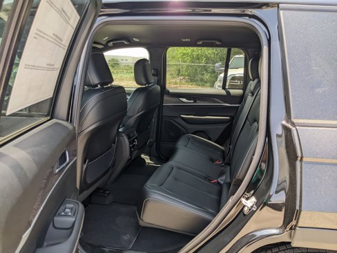 New 2025 Jeep Grand Cherokee Limited w/ Black Appearance Package image 13