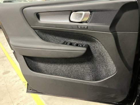 Used 2025 Volvo XC40 B5 Plus image 18