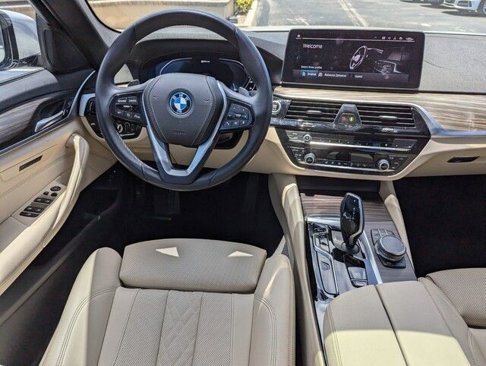 Used 2023 BMW 530e w/ Convenience Package image 17