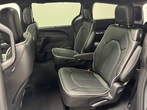 New 2026 Chrysler Pacifica Limited image 17