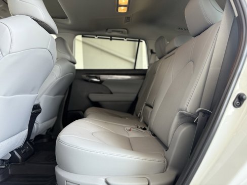 Used 2024 Toyota Highlander Limited image 20