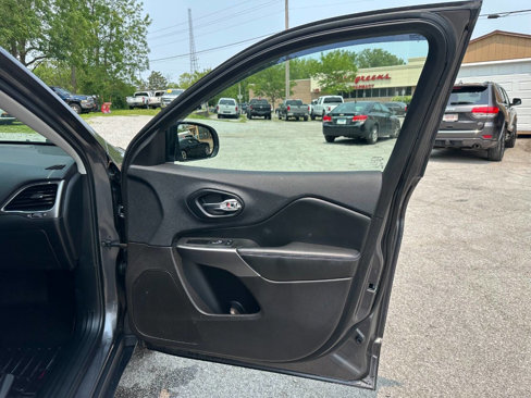 Used 2019 Jeep Cherokee Latitude Plus w/ Cold Weather Group image 12