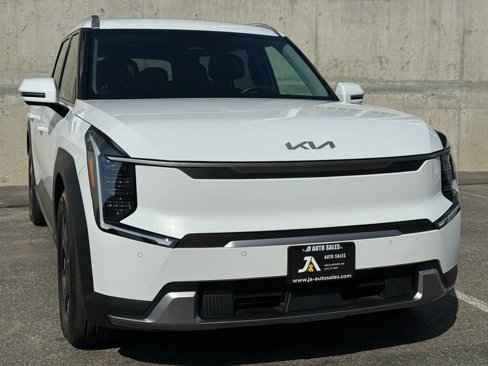 Used 2025 Kia EV9 Wind image 3