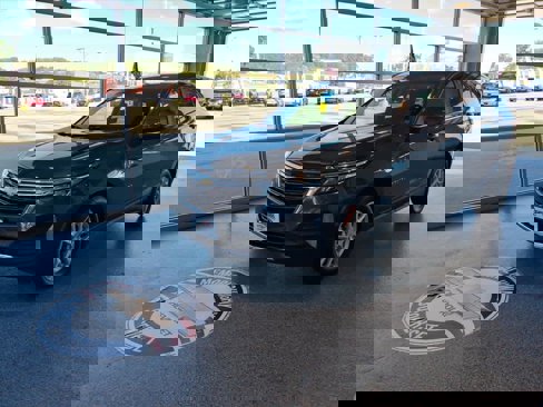 Used 2023 Chevrolet Equinox LT w/ Driver Convenience Package image 3
