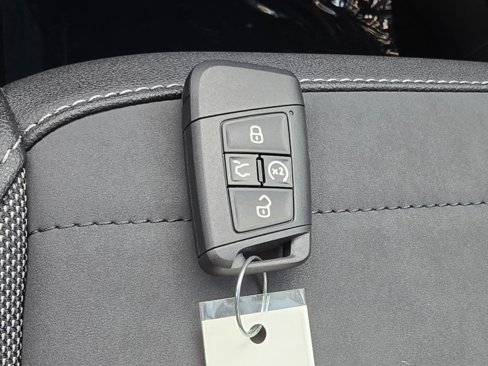 New 2025 Volkswagen Taos SE image 27