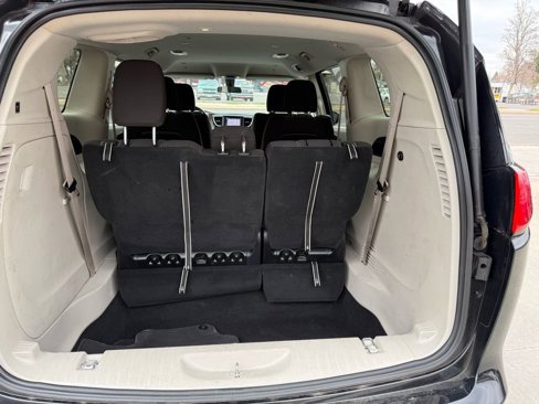 Used 2022 Chrysler Voyager LX image 5