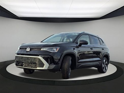 New 2025 Volkswagen Taos SE image 3