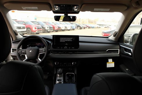 New 2025 Mitsubishi Outlander SE image 11