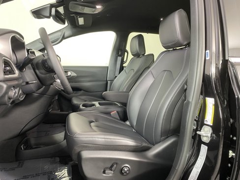 New 2025 Chrysler Voyager LX image 3