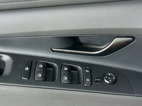 Certified 2025 Hyundai Elantra Sport image 17