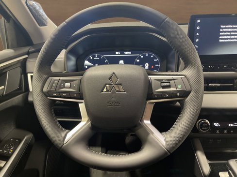 New 2025 Mitsubishi Outlander SE image 16