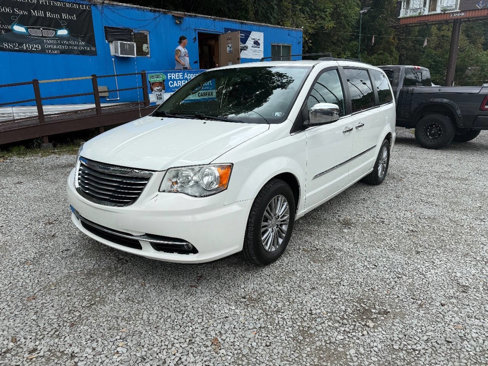 Used 2013 Chrysler Town & Country Touring-L w/ Entertainment Group #2 image 4