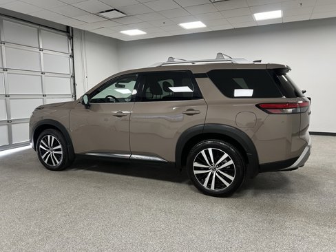 Used 2024 Nissan Pathfinder Platinum image 8