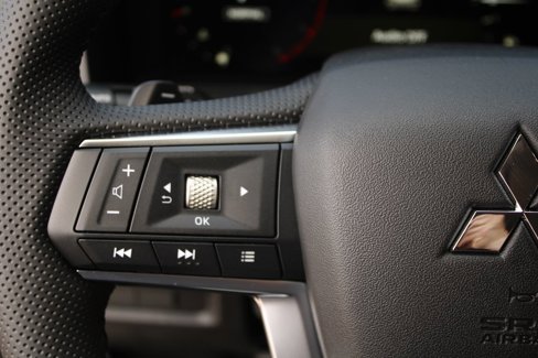 New 2025 Mitsubishi Outlander SE image 21