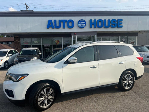 Used 2018 Nissan Pathfinder SV image 1