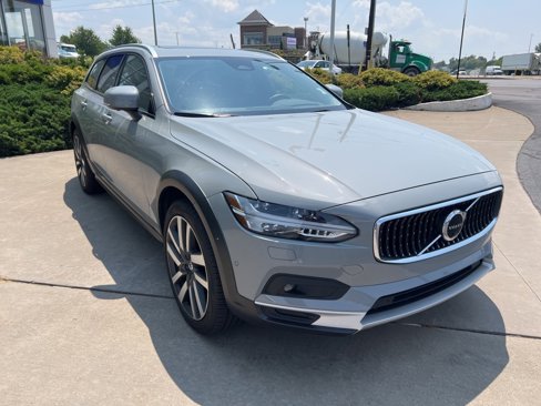 Certified 2025 Volvo V90 B6 Cross Country Plus image 7