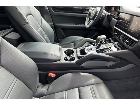 Used 2022 Porsche Cayenne image 18