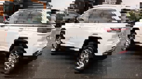 New 2025 Jeep Grand Cherokee Laredo image 5