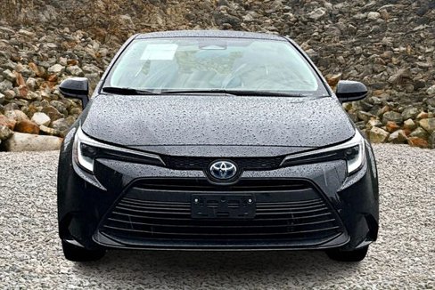 Used 2025 Toyota Corolla LE image 3
