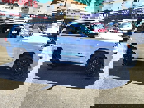 Used 2018 Jeep Grand Cherokee Altitude image 4