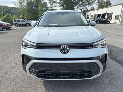 New 2025 Volkswagen Taos SE image 2