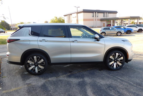 New 2025 Mitsubishi Outlander SE image 6
