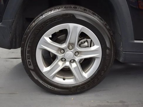 Used 2024 Jeep Compass Latitude image 40