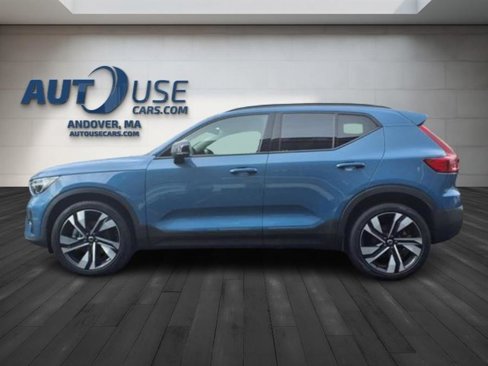 Used 2023 Volvo XC40 B5 Plus w/ Driver Assist Package image 2