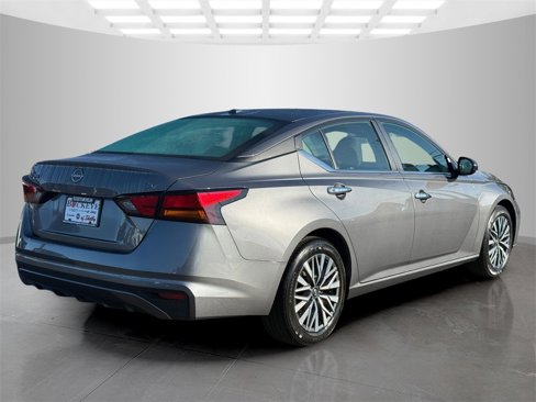 Used 2024 Nissan Altima 2.5 SV image 7