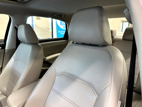 Used 2019 Volkswagen Passat Wolfsburg Edition image 17