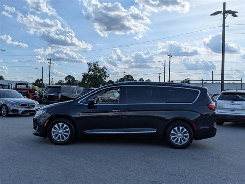 Used 2018 Chrysler Pacifica Touring-L image 2