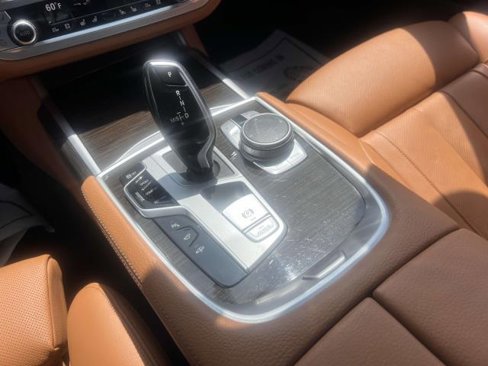 Used 2022 BMW 740i xDrive image 31