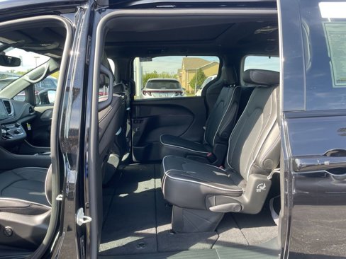 New 2026 Chrysler Pacifica Limited w/ Uconnect Theater Family Group image 27