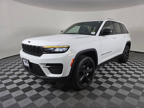 Used 2023 Jeep Grand Cherokee Altitude image 8
