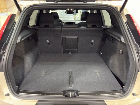 New 2025 Volvo XC40 B5 Ultra w/ Climate Package image 12