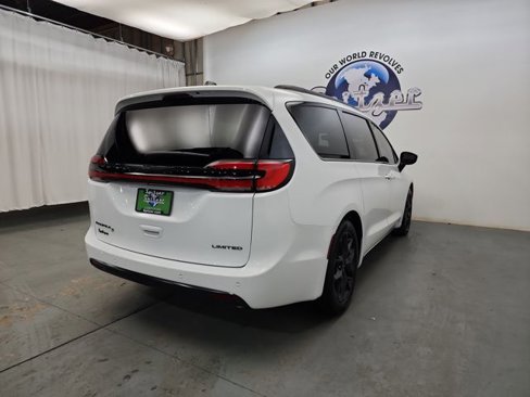 Used 2025 Chrysler Pacifica Limited image 11
