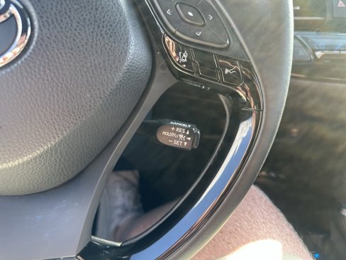Used 2022 Toyota C-HR XLE image 30
