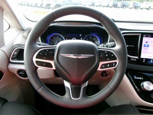 Used 2024 Chrysler Pacifica Touring-L image 9